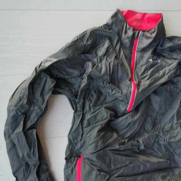 Like new Packable windbreaker in pocket running jacket xs - Picture 5 of 8